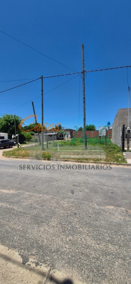 VENTA, terreno en ESQUINA, 10m por calle Congreso, 24m. por calle Ituzaingo, servicios de luz, agua y cloacas.- Calle principal de ingreso a la ciudad.-