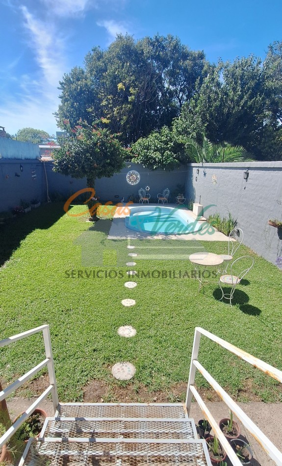 Venta, HERMOSA Y MODERNA CASA, en dos plantas, doble cochera, pileta,