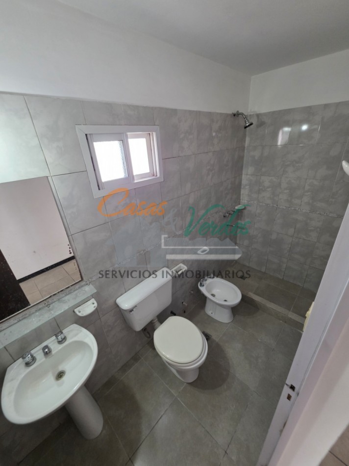 Alquiler casa 2 dorm, cochera, patio, gas natural