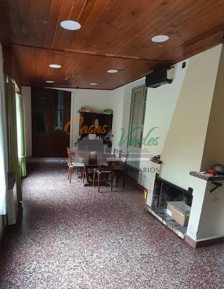 Casa centrica, antigua, en muy buen estado, con patio y cochera, gas natural