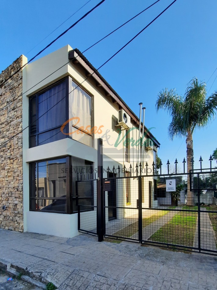 EXCELENTE OPORTUNIDAD, ideal RENTA, tres inmuebles , dos departamentos y una casa, pleno centro , todos los servicios.