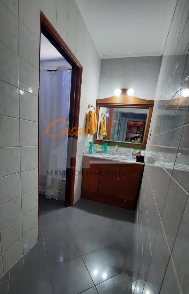 VENTA importante propiedad en pleno centro, 3 dorm, 3 baños, quincho con depto, pileta, todos los servicios, exclente estado general