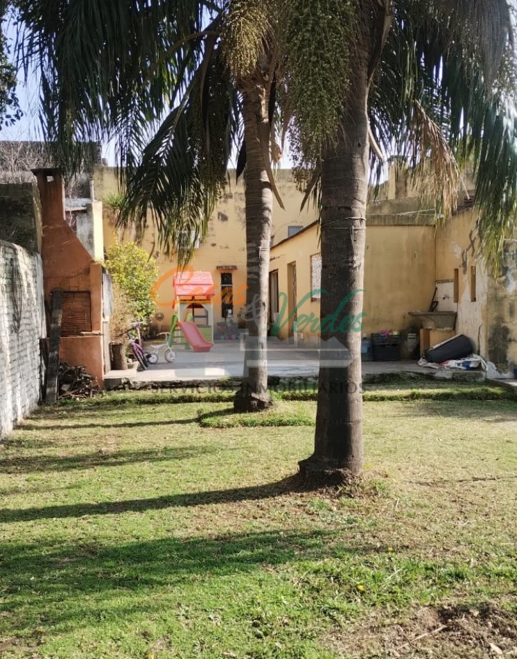 Casa centrica, antigua, en muy buen estado, con patio y cochera, gas natural