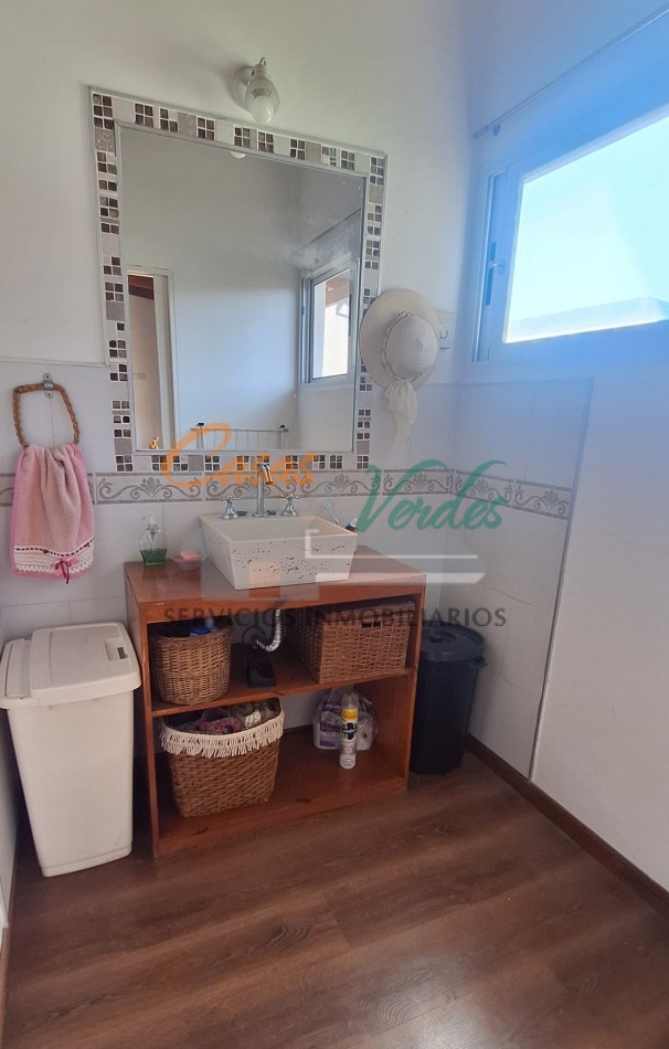 Venta, HERMOSA Y MODERNA CASA, en dos plantas, doble cochera, pileta,