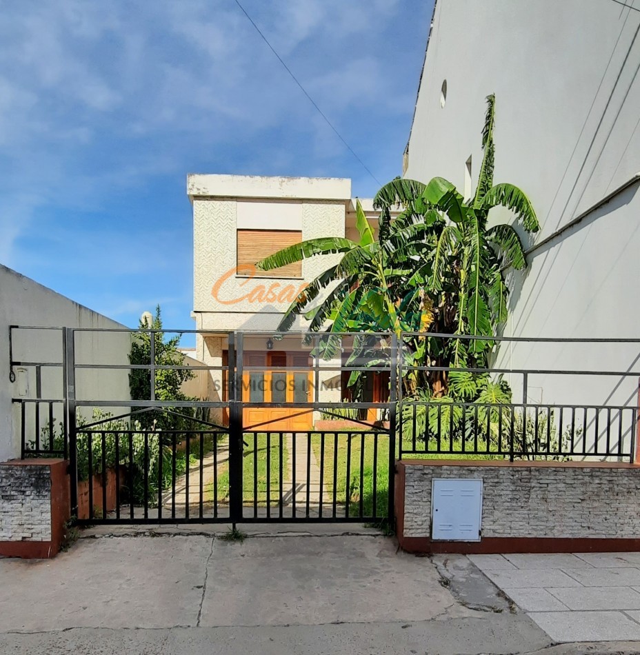 VENTA, casa Centrica, 2 dorm en pb , dependencias vs, cochera, en planta alta 2 dormitorios, terraza, baño lavadero