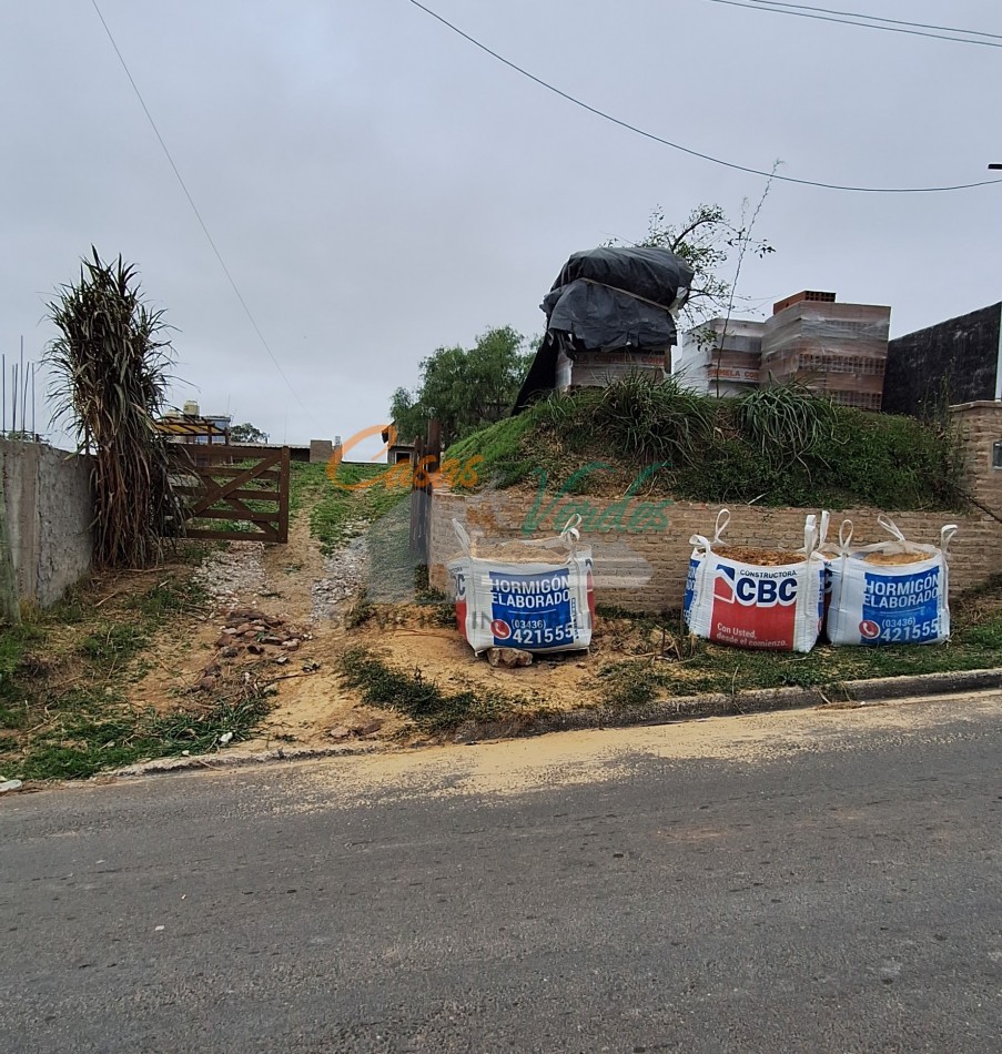 Casa pequeña, con pileta y quincho, IDEAL inversores, calle Guemes y Paso de la Patria