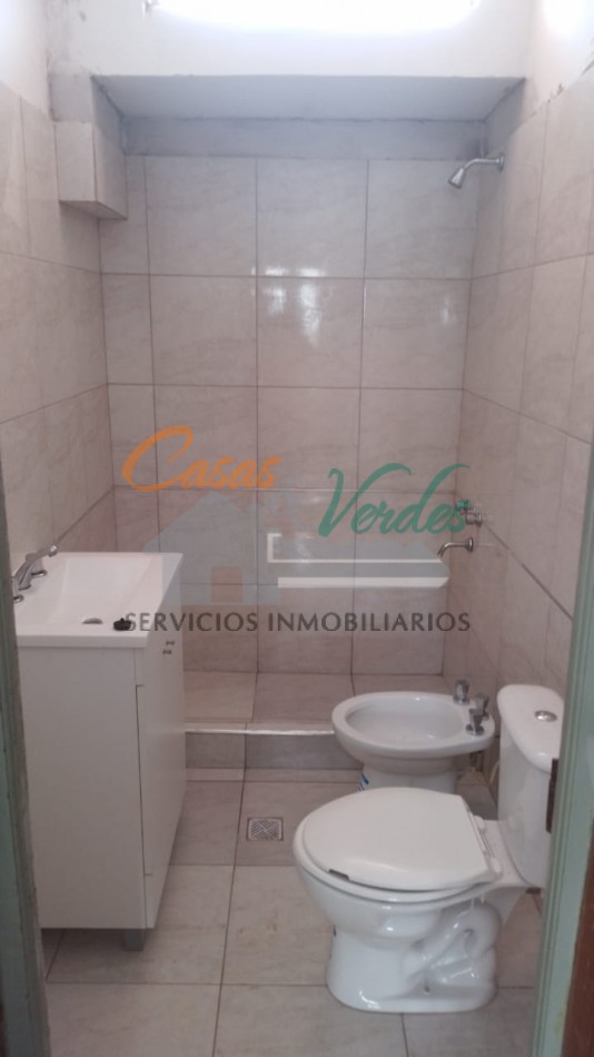 VENTA, casa Centrica, 2 dorm en pb , dependencias vs, cochera, en planta alta 2 dormitorios, terraza, baño lavadero