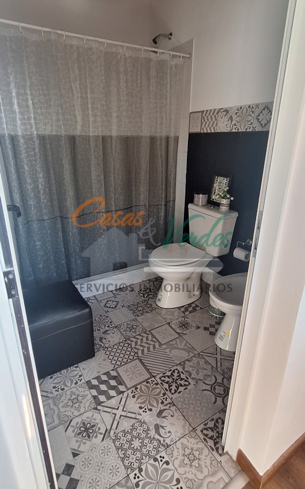 Venta, HERMOSA Y MODERNA CASA, en dos plantas, doble cochera, pileta,