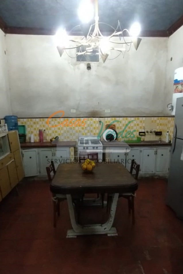 Casa centrica, antigua, en muy buen estado, con patio y cochera, gas natural
