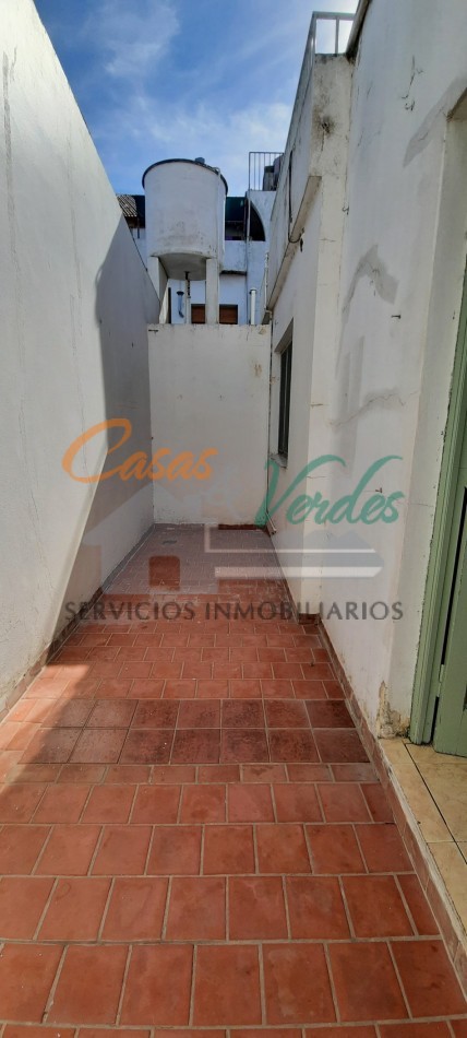 VENTA, casa Centrica, 2 dorm en pb , dependencias vs, cochera, en planta alta 2 dormitorios, terraza, baño lavadero