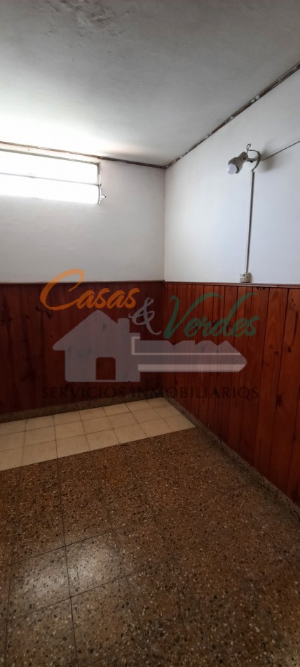 VENTA, casa Centrica, 2 dorm en pb , dependencias vs, cochera, en planta alta 2 dormitorios, terraza, baño lavadero