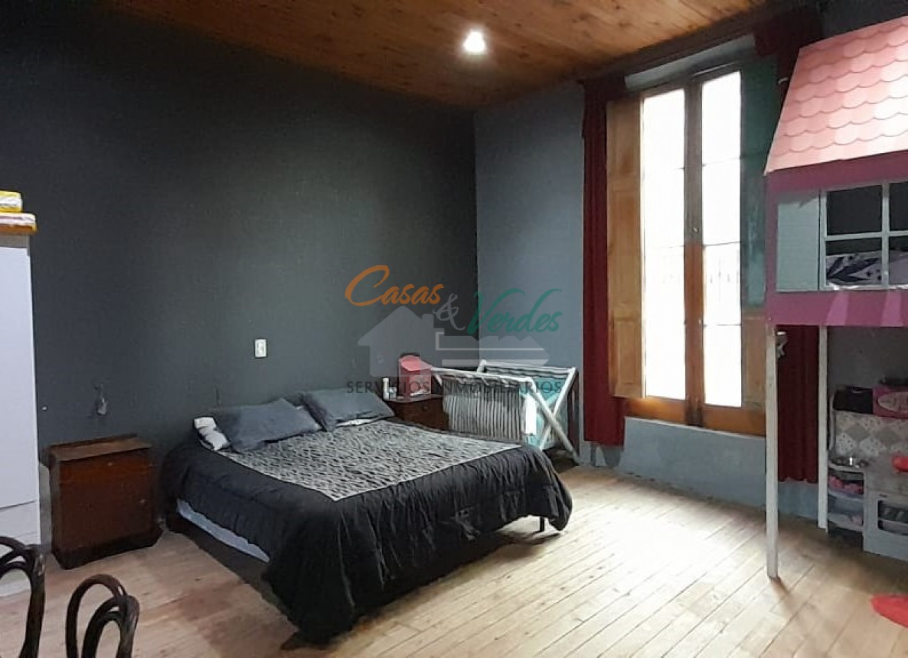 Casa centrica, antigua, en muy buen estado, con patio y cochera, gas natural
