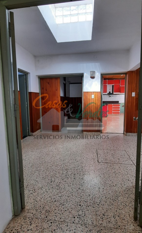 VENTA, casa Centrica, 2 dorm en pb , dependencias vs, cochera, en planta alta 2 dormitorios, terraza, baño lavadero