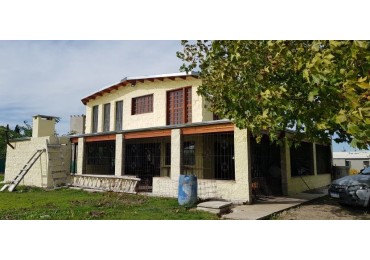 CASA 2 dorm. + opcional 3er, dorm., dos baños, ambientes grandes y luminosos, amplio parque, vista al rio, pileta, quincho con asador