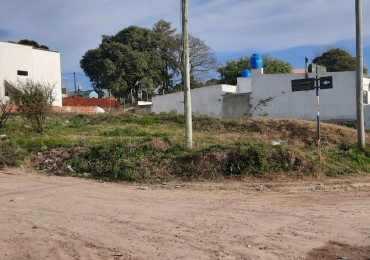 VENTA , hermoso terreno en ESQUINA, asfalto , agua, luz, cloacas 8.38 x 26.96 total 223m2