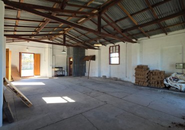 VENTA, espacio comercial, en esquina, dos galpones , Rotonda acceso vial con Rosario
