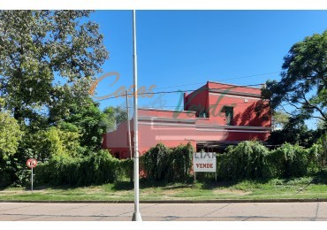 ENORME y HERMOSA casa, a metros del rio y costanera, muy buen parque, pileta, 9 ambientes 3 baños, cochera, gas natural