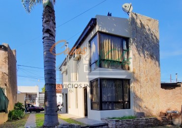 EXCELENTE OPORTUNIDAD, ideal RENTA, tres inmuebles , dos departamentos y una casa, pleno centro , todos los servicios.