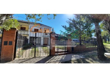VENTA, hermosa casa con 3 dorm, 2 baños, pileta, parque, excelente ubicacion