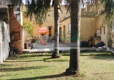 Casa centrica, antigua, en muy buen estado, con patio y cochera, gas natural